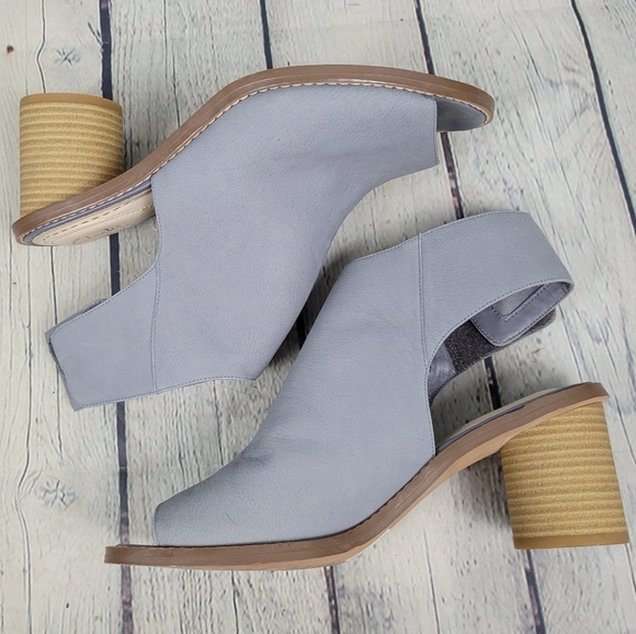 CLARKS SOMERSET | Glacier Charm leather peep toe heel sandals - Picture 3 of 11